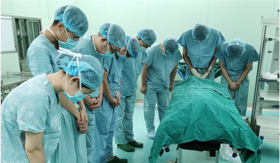 东东离世后捐献器官 医生护士向他鞠躬。